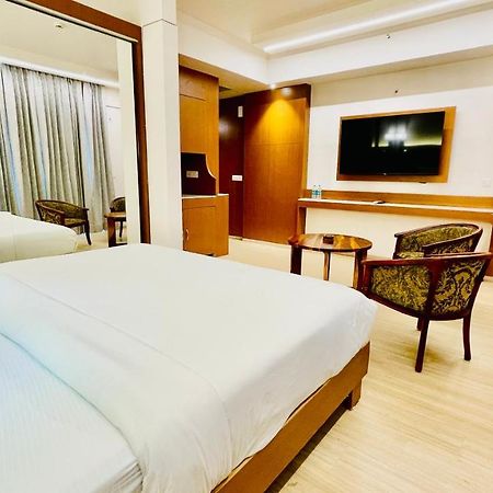 אפרטהוטל Neel Skye - Couple Friendly - Dlf My Pad, Gomtinagar , לקנאו מראה חיצוני תמונה